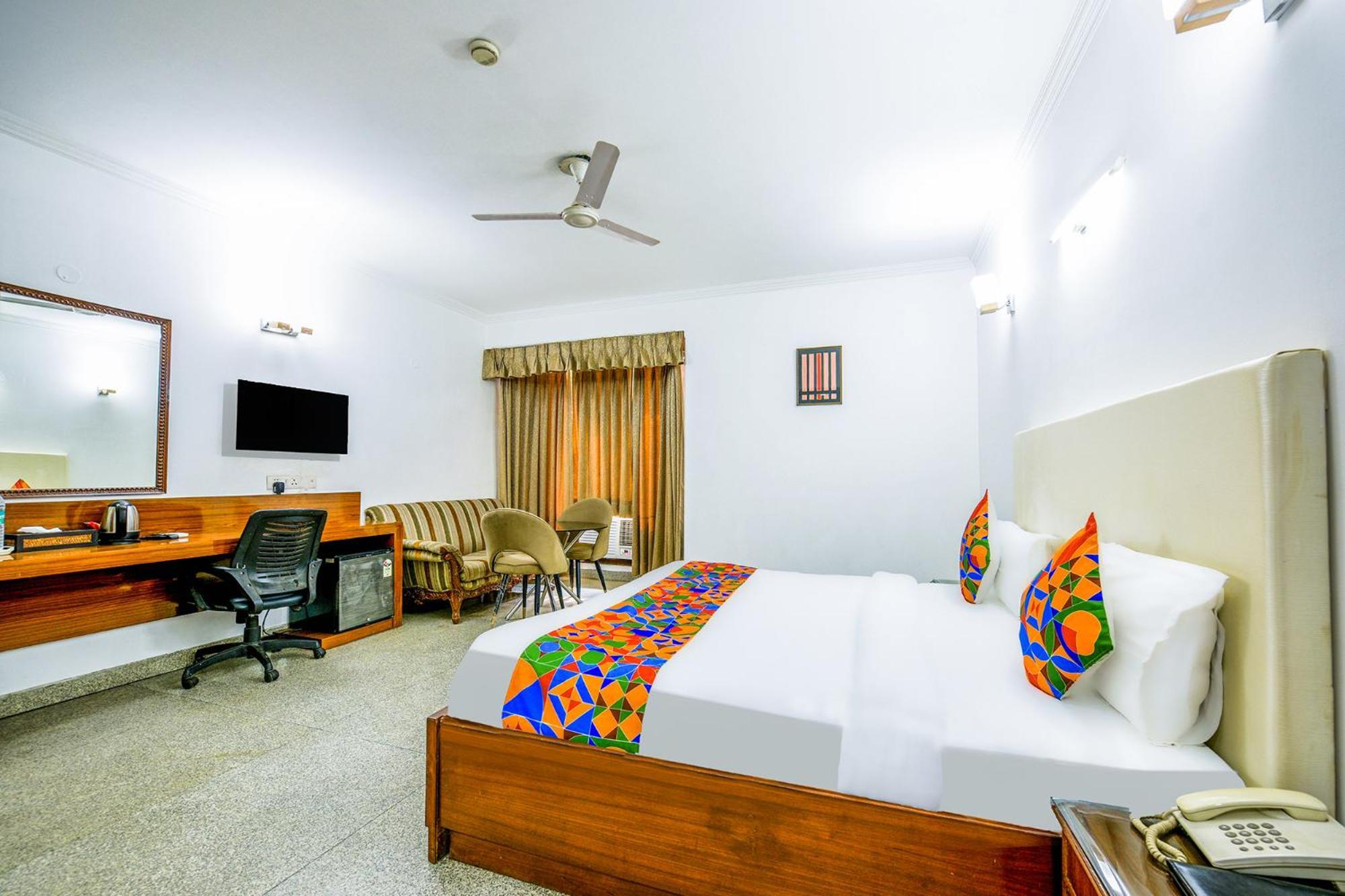 Hotel Exotica Leisure Valley, Gurgaon Ngoại thất bức ảnh